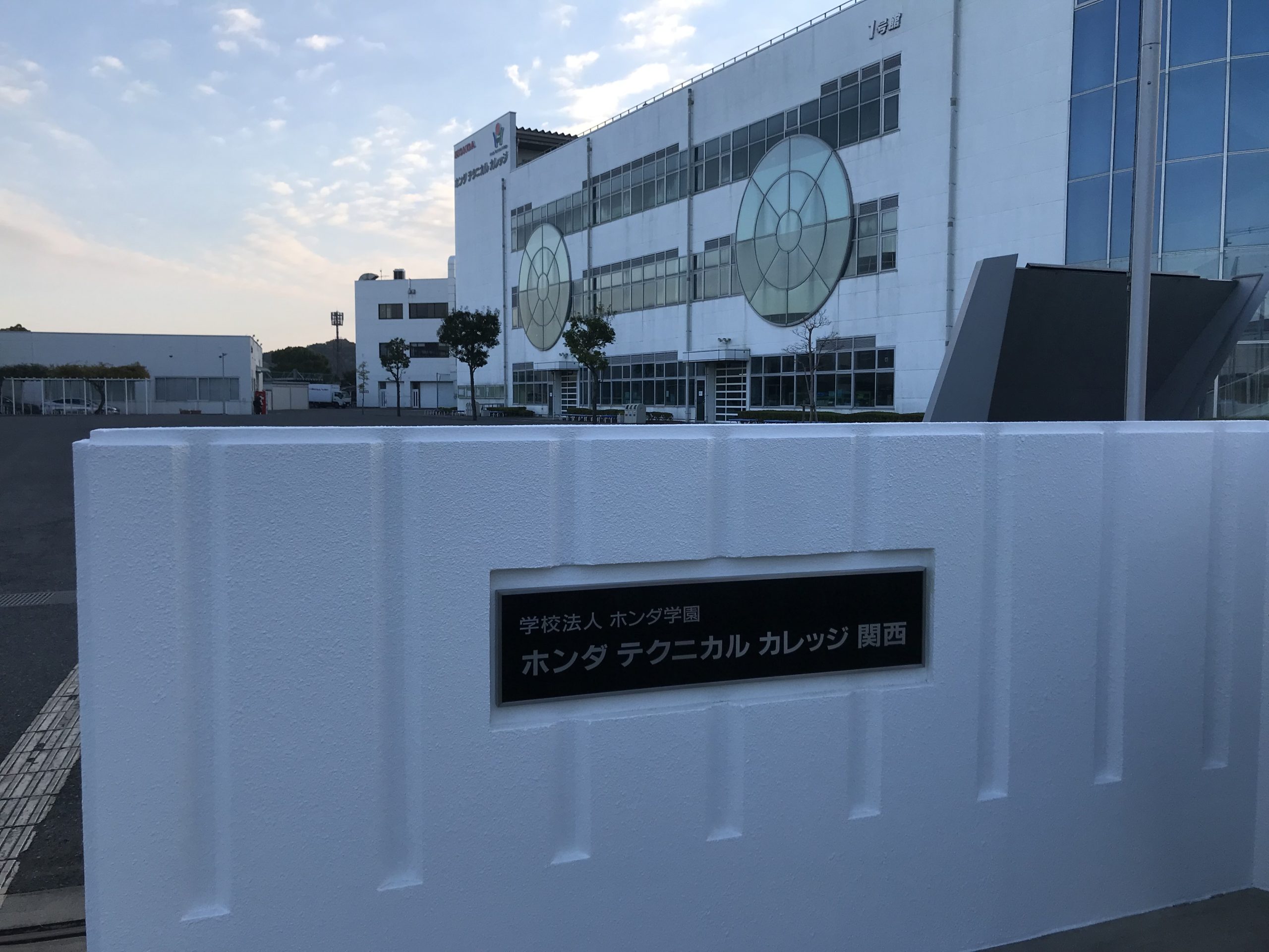 【修繕】正門と南門の外壁と校名版